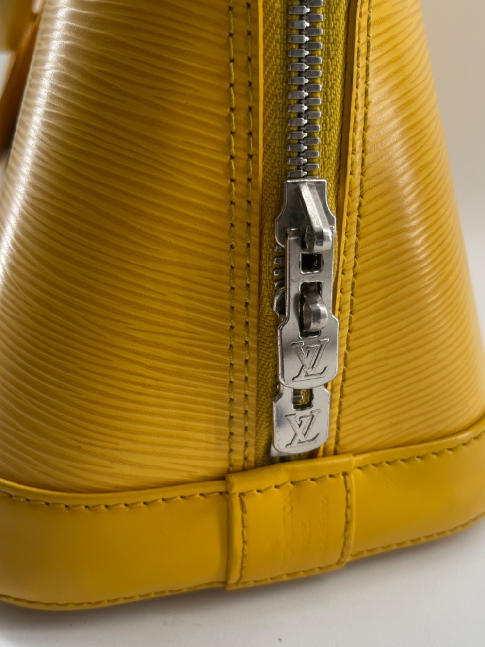 Louis Vuitton Alma Epi Leather - Picture 5 of 14